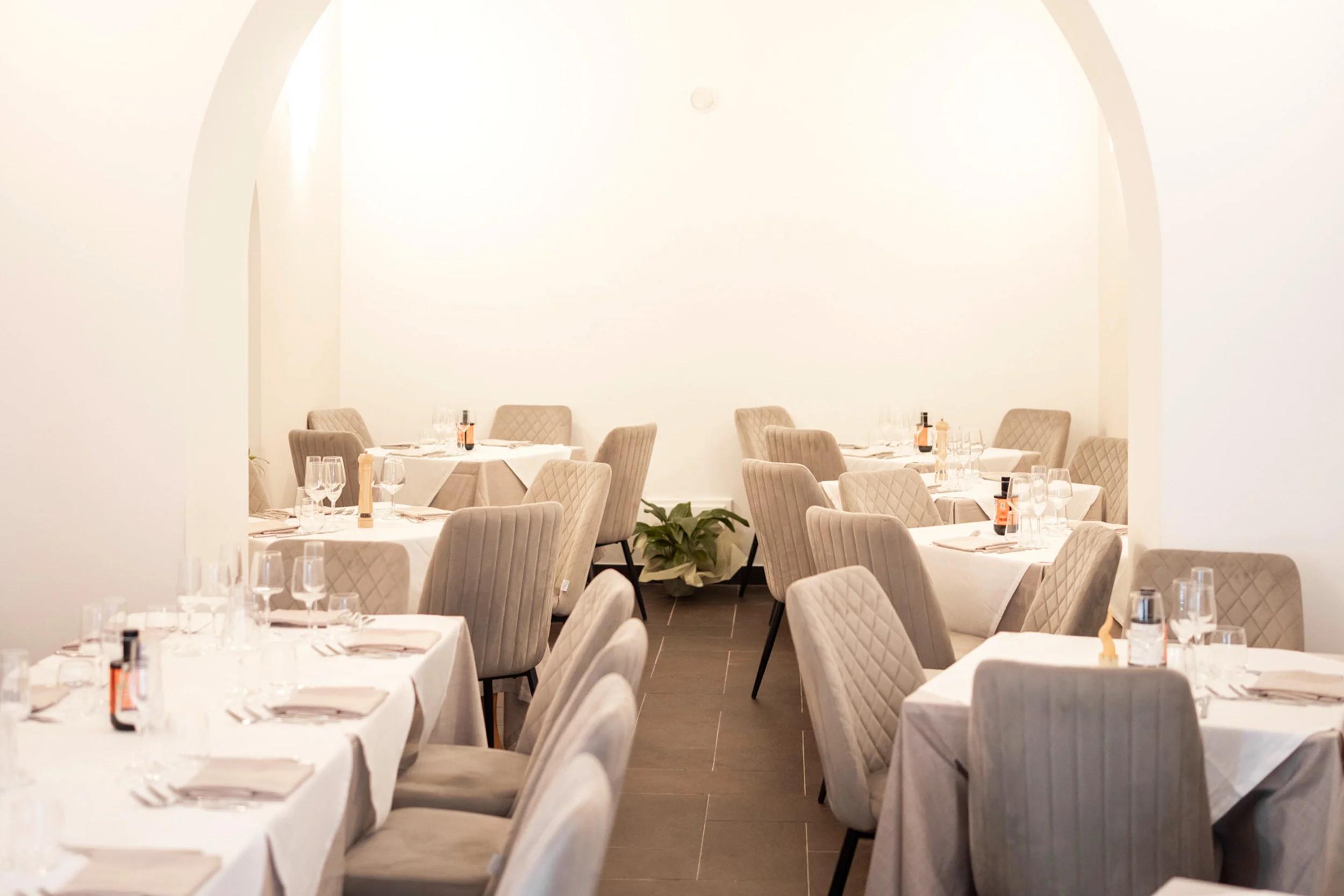 Sala interna accogliente dell'osteria