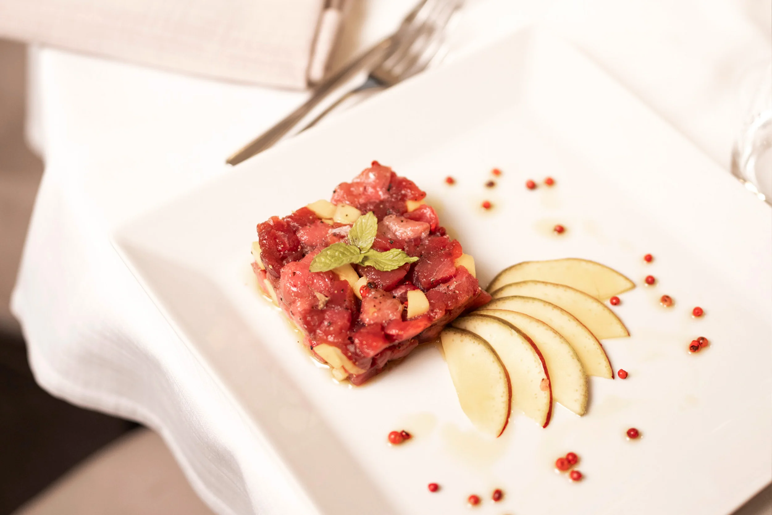 Tartare con mela e pepe rosa